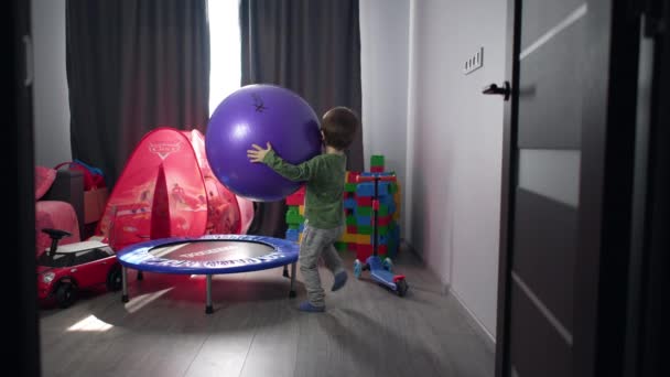 Щасливий Хлопчик Грає Ігровій Кімнаті Дитина Стрибає Батуті Грає Великим — стокове відео
