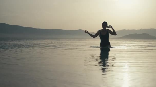 Filmik Dziewczyną Chodzącą Oceanie Zachodzie Słońca Piękna Sylwetka Kobiety Ciało — Wideo stockowe