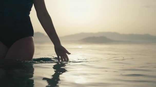 Filmik Kobiecą Ręką Dotykającą Wody Oceanu Dziewczyna Wychodzi Wody Morskiej — Wideo stockowe