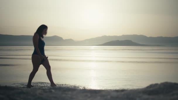 Hermosa Chica Traje Baño Camina Playa Amanecer Solo Mujer Paseo — Vídeo de stock