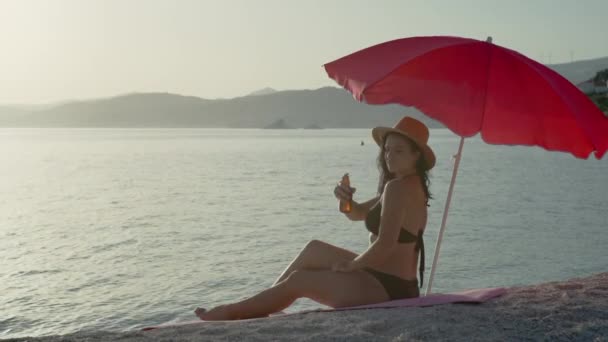 Dinka Hat Beach Umbrella Smears Sunscreen Body Sea Beautiful Ocean — Αρχείο Βίντεο