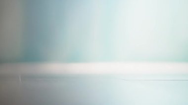 Robot elektrikli süpürge evi temizliyor. Apartman temizlikçisi yere sürüp temizliyor. Arabalar hayatı basitleştirirken yaşam tarzı videoları.