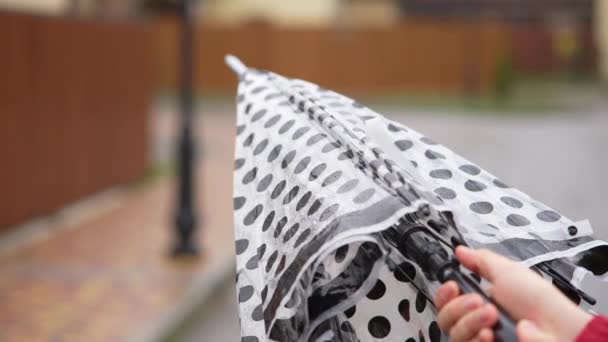 Esős Idő Van Város Utcáin Egy Férfi Keze Kinyitja Esernyőt — Stock videók