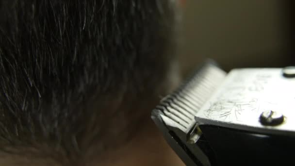 Fryzura Przycinaczem Salonie Lub Domu Obcinacz Obcina Włosy Głowy Człowieka — Wideo stockowe