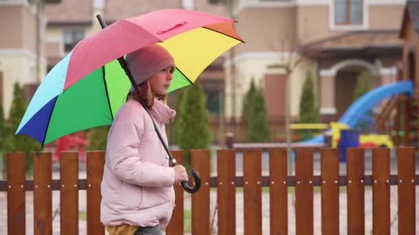 Girl Goes Rain Umbrella Playground Quarter Townhouses Child Colorful Umbrella — Αρχείο Βίντεο