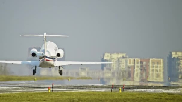Small Plane Lands Runway Private Plane Lands Airport Backdrop City — Vídeo de Stock