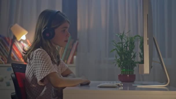 Teledysk Dziewczyną Słuchającą Muzyki Przed Komputerem Piękna Nastolatka Tańczy Wieczorem — Wideo stockowe