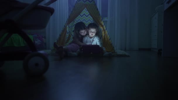 Two Sisters Play Tablet Home Girls Sitting Wigwam Watching Touching — Vídeo de Stock