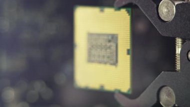 Ana kartın makro videosu. Bilgisayar çipleri en son teknolojiyle detaylandırıyor. İnternet bağlantısı ve elektronik parçalar.