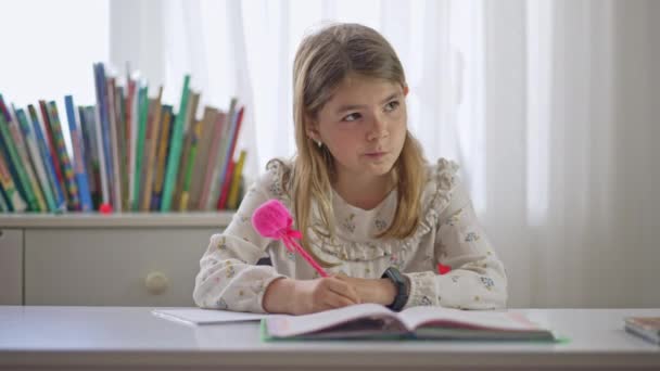 Menina Escreve Caderno Depois Pensa Com Mão Apoiada Queixo Criança — Vídeo de Stock