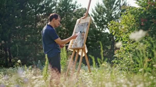 Sanatçı Doğada Bir Resim Çizer Güneşli Havada Dışarıda Hobiler Tabela — Stok video