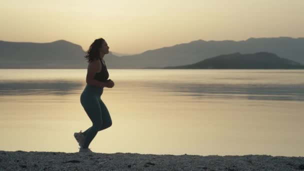 Slow Motion Video Girl Sports Suit Morning Jog Ocean Athletic — Stockvideo