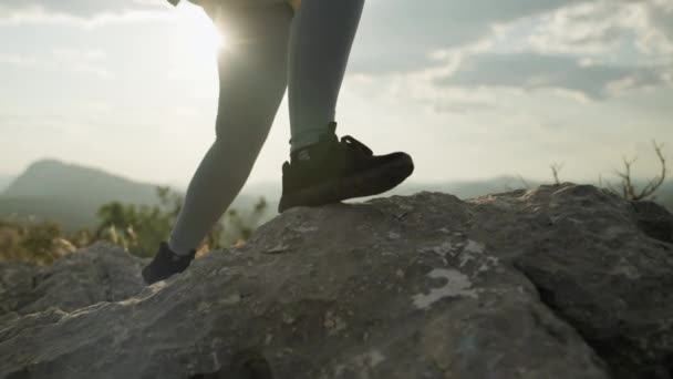 Dağlarda Kayaların Üzerinde Yürüyen Kadın Bacaklarının Yakın Çekimi Yürüyüş Dağlara — Stok video