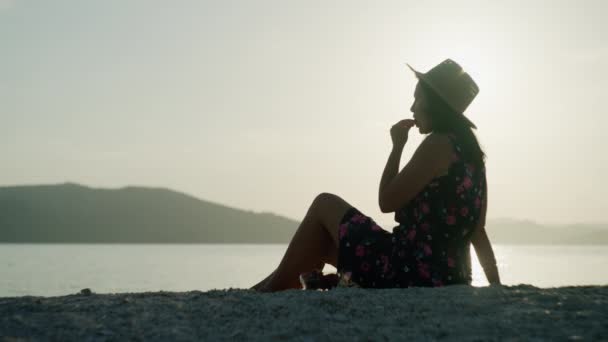 Uma Menina Come Morangos Praia Perto Pôr Sol Oceano Uma — Vídeo de Stock
