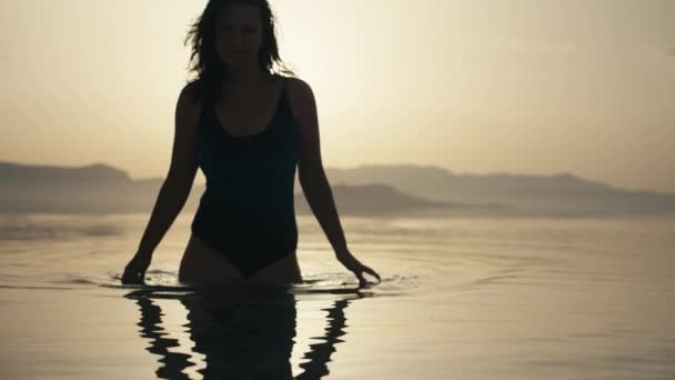 Dziewczyna Wychodzi Oceanu Kąpieli Wschodzie Słońca Pięknym Krajobrazie Kobieta Wakacjach — Wideo stockowe