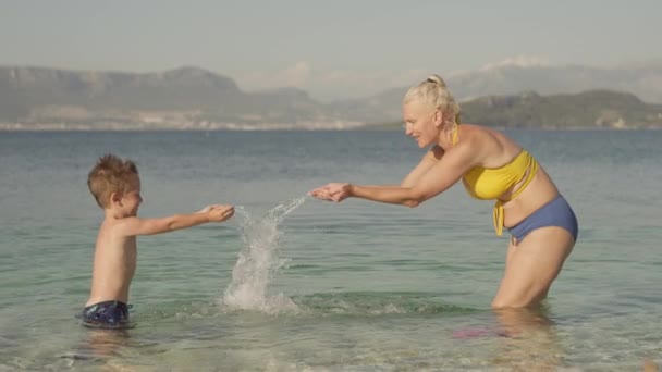 Повільне Відео Про Бабуся Онук Розбризкують Воду Пляжі Щаслива Сім — стокове відео