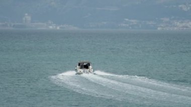 Denizi geçen bir teknenin yavaş çekim videosu. Okyanus dalgaları ve güzel bir manzarada bir tekne. Yüksek kalite 4k görüntü