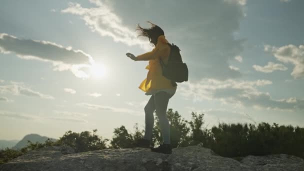 Girl Hiking Rocks Mountain Range Tourist Hike Outdoor Recreation Mountain — Stock Video