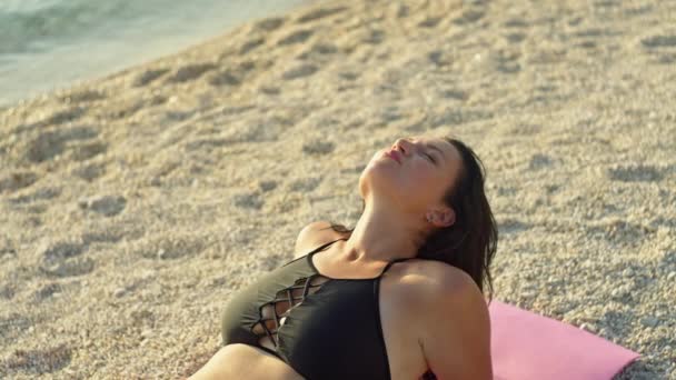 Close Girl Swimsuit Relaxing Sunbathing Ocean Shore Beautiful Woman Bikini — Vídeos de Stock