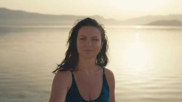 Dziewczyna Bierze Faceta Rękę Idzie Nim Popływać Morzu Wschodzie Słońca — Wideo stockowe