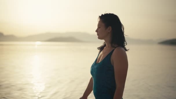 Girl Walks Morning Beach Sea Pensive Girl Walks Ocean Sunrise – stockvideo