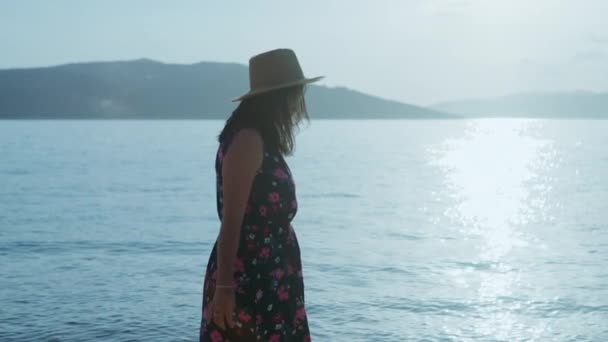 Carnivorous Girl Hat Dress Walks Seashore Relax Rest Ocean Sunset — Vídeo de Stock