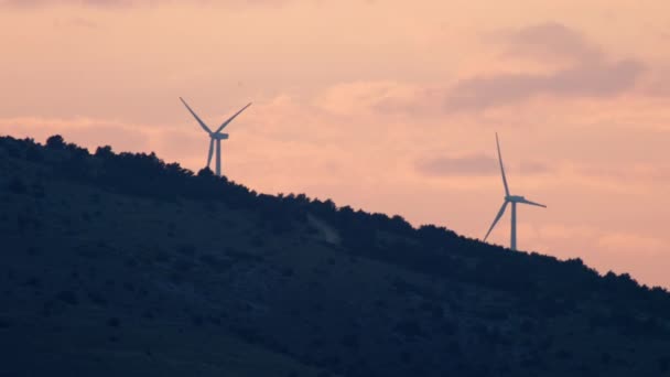 Ветряные Мельницы Закате Горах Источники Чистого Электричества Высококачественные Кадры — стоковое видео