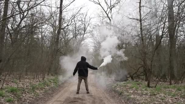 Man Lost Woods Sends Signal Sauce Smoke Grenade Burns Hands — Vídeo de Stock