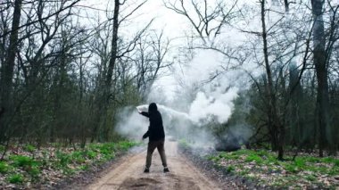 Protestolar sırasında elinde sis bombası olan bir adam. Özgür adam ve duman bombası geliyor..