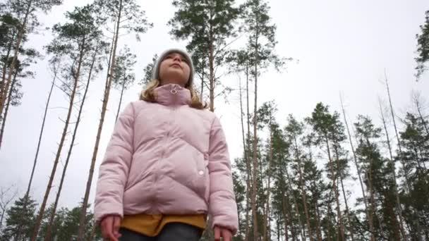 Little Girl Spring Forest Child Spins Looks Tops Pine Trees — Vídeo de stock