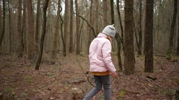 Girl Walks Spring Park Trees Leaves Beautiful Mystical Landscape Which — Αρχείο Βίντεο