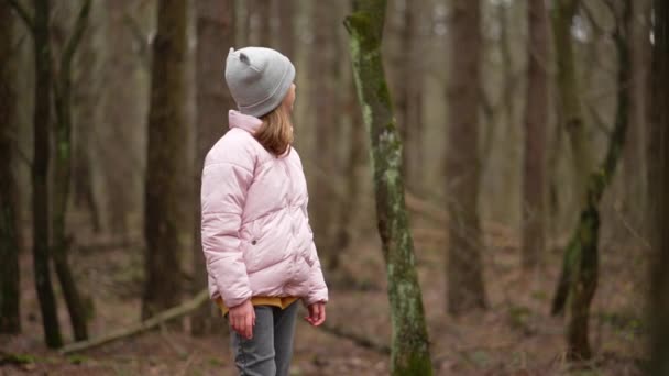 Portrait Girl Spring Park Child Walks Park Looks Trees Stand — Vídeo de stock