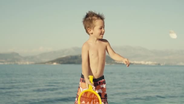 Zpomalené Video Chlapce Hrajícího Tenis Pláži Svými Rodiči Aktivní Plážové — Stock video