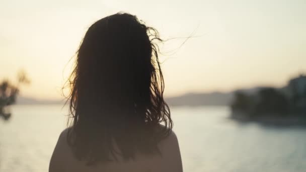 Close Girl Sunset Sea Woman Calls Her Lover Swimming Sea — Video
