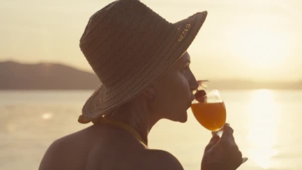 Close Video Woman Drinking Cocktail Beach Sunset Girl Hat Relaxes — Vídeo de Stock