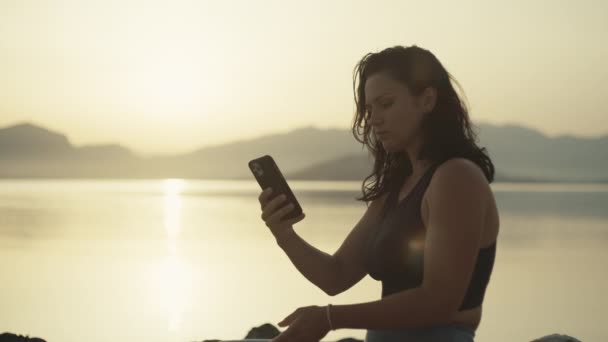 Girl Morning Jog Makes Selfie Phone Background Sunrise Sea Beautiful — Wideo stockowe