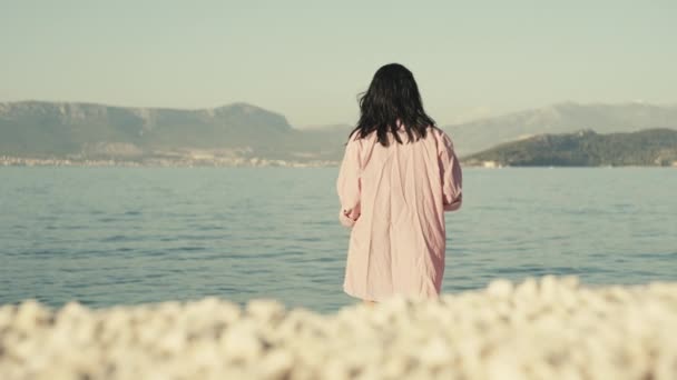 Гарна Європейська Дівчина Роздягається Пляжі Пливе Море Жінка Купальнику Плаває — стокове відео
