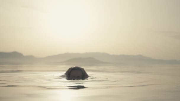Slow Motion Video Girl Swimming Raises Her Head Ocean Water — Vídeo de Stock