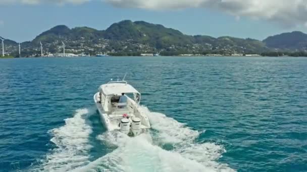 Aerial View Boat Sailing Ocean Motor Yacht Follows Waves Indian — Wideo stockowe
