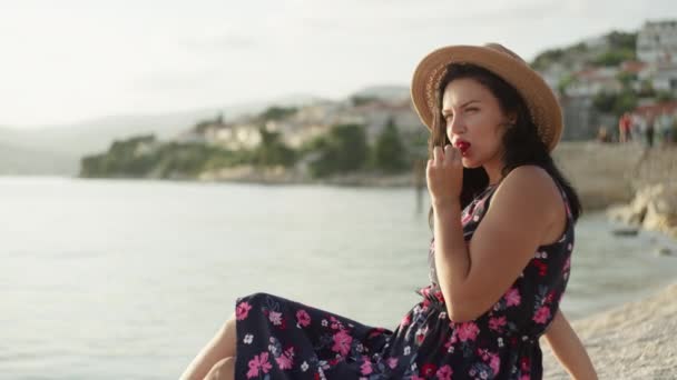 Caucasian Girl Eats Strawberry Ocean Woman Dress Hat Vacation Sea — ストック動画