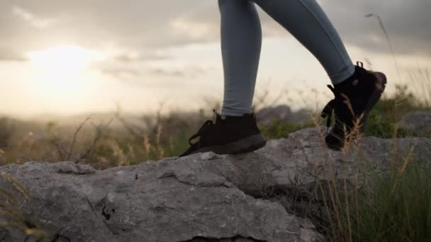 Close Female Legs Walking Rocks Mountains Girl Hike Beautiful Landscape — Wideo stockowe