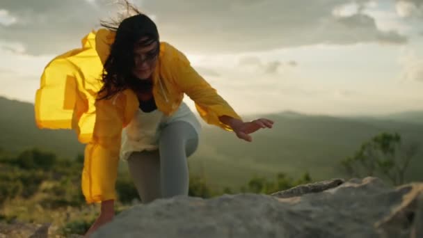 Girl Climbs Rocks Top Mountain Hiking Active Recreation Mountains Beautiful — Vídeo de stock