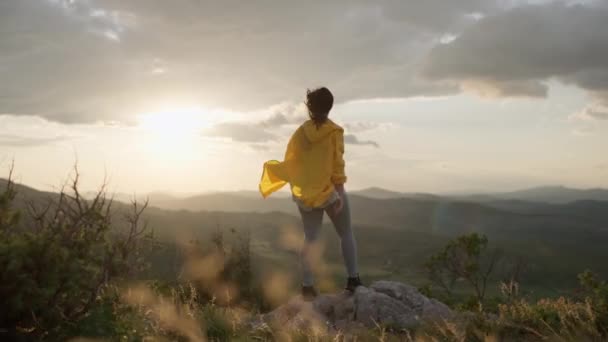 Girl Runs Top Mountain Feels Freedom Mountain Landscape Sunset Woman — Vídeo de stock