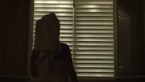 Дівчина Відкриває Вікно Квартирі Вранці Красива Жінка Рушнику Світло Сонце — стокове відео