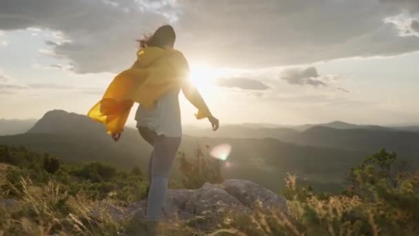 Girl Climbs Top Mountain Sunset Raises Her Hands Top Woman — ストック動画