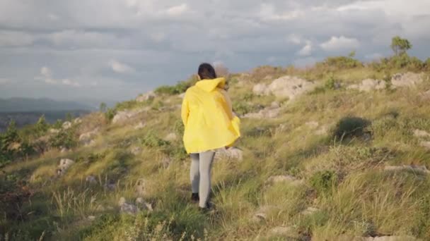 Girl Walks Mountain Ridge Tourist Trip Woman Yellow Jacket Hiking — Vídeo de Stock