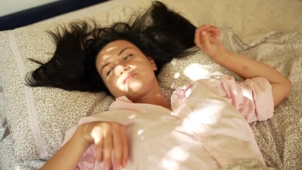 Дівчина Прокидається Вранці Ліжку Прекрасний Ранок Променями Сонця Жінка Розтягує — стокове відео