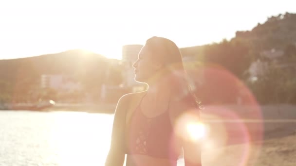 Caucasian Beautiful Girl Walking Beach Sunset Smiling Dreamy Romantic Woman — Video Stock