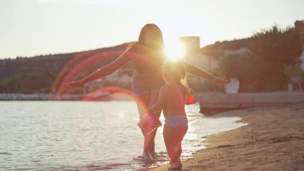 Mother Plays Girl Seashore Parental Love Joy Child Beach Vacation — Video