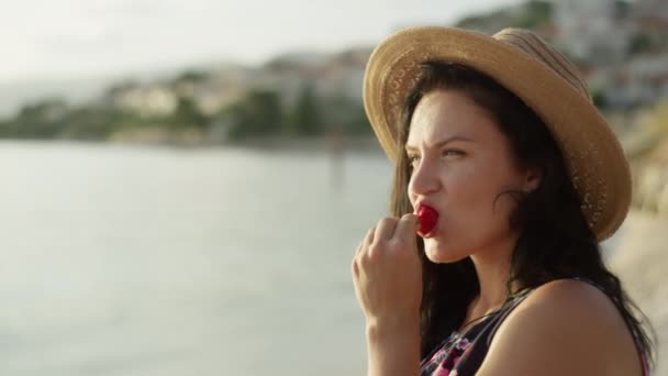 Close Woman Vacation Sea Eating Strawberries Slow Motion Video Girl — Video